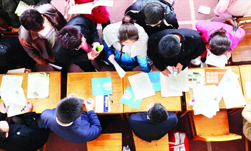 Students looking for jobs at a campus recruitment fair in Jiujiang, Jiangxi Province. Photo: CFP 