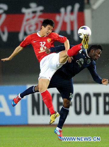 Sun Xiang (L) of China's Guangzhou Evergrande fights for the ball during their AFC Champions League 2012 Group H match with Thailand's Buriram United in Guangzhou, capital of southeast China's Guangdong Province, March 21, 2012. (Xinhua/Liu Dawei)