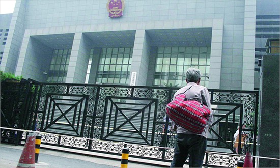 A man is seen outside Haidian district court in 2010. The court heard a fraud case yesterday where nine were accused of fabricating college diplomas. [Photo: CFP]