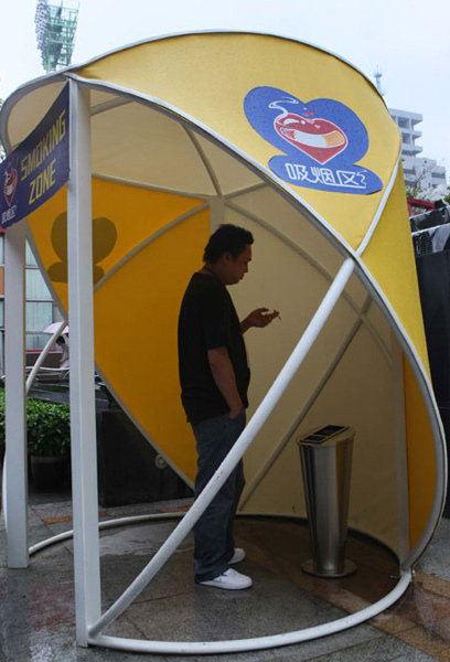 A man smokes at a smoking zone in Guangzhou, Guangdong Province. [Photo: China Daily]