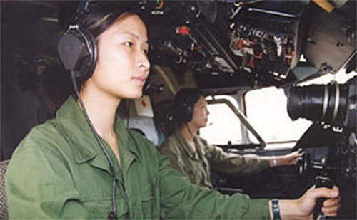 China's female astronaut candidate Liu Yang (L) [Photo/sina.com]
