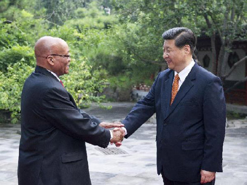Chinese Vice President Xi Jinping (R) shakes hands with the visiting President of South Africa Jacob Zuma in Beijing, capital of China, July 18, 2012. [Xinhua]