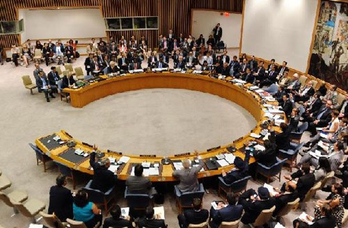 Delegates representing members of the United Nations Security Council raise their hands during a vote on the situation in Syria at the United Nations headquarters in New York on July 19, 2012. [Xinhua]