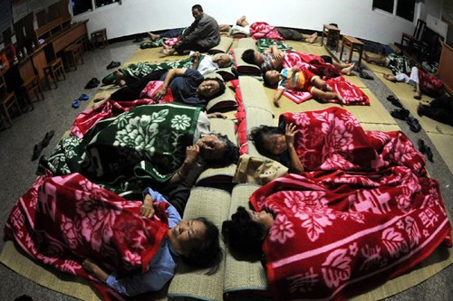 Villagers rest at a temporary settlement to avoid risks posed by Typhoon Haikui in Jintang Town of the Dinghai District of Zhoushan City, east China's Zhejiang Province, Aug. 7, 2012. [Xinhua]