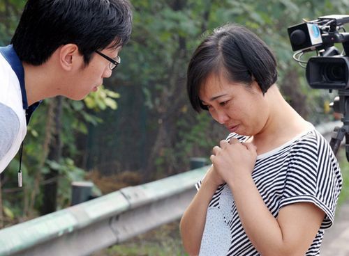 Tang Hui (R) talks to a Xinhua reporter after she was released from a labor camp in Yongzhou, Central China's Hunan province, Aug 10, 2012. [Photo/Xinhua]
