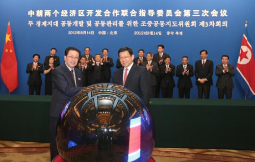 Commerce Minister Chen Deming (right) and Jang Song-thaek, director of the central administrative department of the Workers' Party of Korea, mark the start of an administrative committee for the Rason, Hwanggumpyong and Wihwa islands economic zones in the