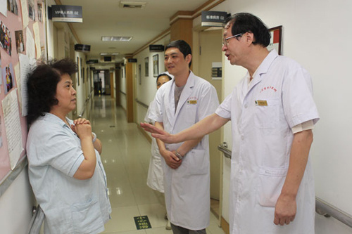 Huang Shu (right), is a well-known spine surgeon who left a public hospital in northwest China in 2002 and set up a private hospital in Beijing, which provides his own unique treatment and receives about 300 patients every day. Huang says private hospitals need more policy support. Photos by Feng Yongbin / China Daily