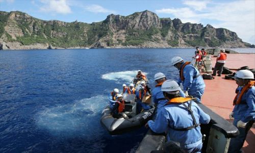 A team organized by the Tokyo government conducts a survey in the waters near the Diaoyu Islands on Sunday. Tokyo officials are planning to buy the islands, worsening China-Japan relations. Photo: Kyodo News 