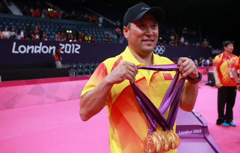 Li Yongbo shows off five gold medals the Chinese badminton team have swept at the London Olympics on Aug 5. [Photo/Xinhua]