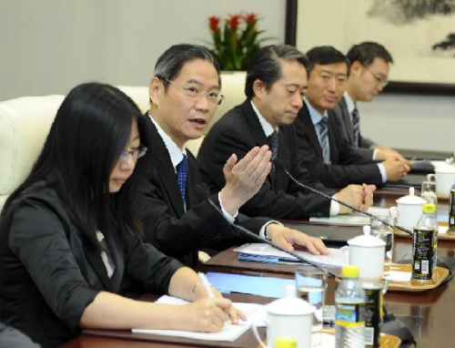 Chinese Vice Foreign Minister Zhang Zhijun (2nd L) holds talks with Japanese Deputy Foreign Minister Chikao Kawai (not pictured) on bilateral relations, especially on the issue concerning the Diaoyu Islands, in Beijing, capital of China, Sept. 25, 2012. (