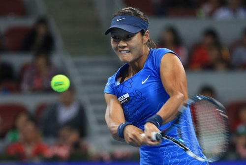 Li Na returns the ball during her match against Chinese counterpart Peng Shuai at the China Open tennis tournament in Beijing, Oct 4, 2012. [Photo by Cui Meng/chinadaily.com.cn]
