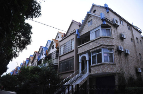 A community of one of Cai Bin's houses under the name of his wife, in Guangzhou, Oct 10, 2012. [Photo/Xinhua]