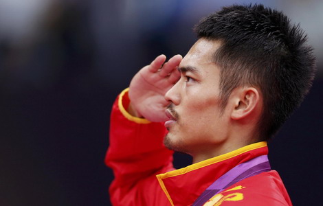 Gold medallist China's Lin Dan gives a salute at the victory ceremony for the men's singles badminton event at the London 2012 Olympic Games at the Wembley Arena August 5, 2012. [Photo/Agencies]