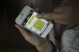 A cellphone user reads an alert sent by the customer service of Weixin, a popular instant-message application, warning users to be careful to prevent the theft of account information. PROVIDED TO CHINA DAILY 
