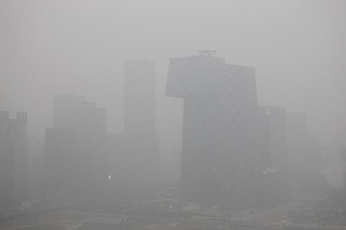 Photo taken on Jan. 13, 2013 shows the fog-shrouded buildings at the Central Bussiness District in Beijing, capital of China. Dense fog on Sunday hit China's east and central regions from the northeast to the south, causing serious air pollution. (Xinhua/Liu Changlong) 