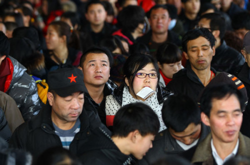 Crowds of people wait for ticket-checking at Beijing Railway Station to board the train heading for Songyuan in Jilin province on Saturday, the fi rst day of this years Spring Festival travel rush. ZOU HONG / CHINA DAILY 