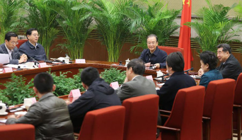 Chinese Premier Wen Jiabao (C, back) attends a seminar with representatives of the grass roots and professionals from the scientific, educational, medical, cultural and sports sectors at Zhongnanhai, the central government compound, in Beijing, capital of China, Jan. 29, 2013. Wen Jiabao chaired three such seminars from Jan. 24 to 29, at which representatives from various sectors have been invited to give their opinions on the draft of this year's government work report. (Xinhua/Yao Dawei)