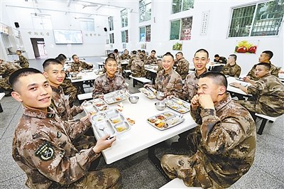 Several soldiers of a guard battalion under the Guangzhou MAC of the Chinese PLA finished their supper and showed their empty plates on the evening of February 3, 2013. (Photo by Li Sanhong)