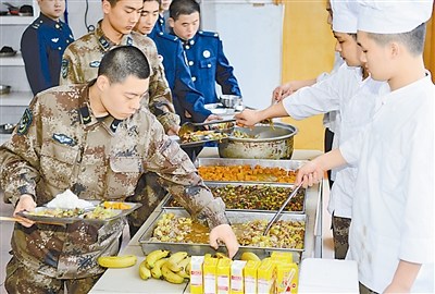 The officers and men of a service company under the air force of the Guangzhou MAC of the Chinese PLA are having a buffet. (Photo by Shen Ling)