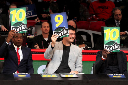 Former NBA star Yao Ming is less generous than other judges at an All-Star slam-dunk contest in Houston on Saturday. [Photo by Wang Huan / China News Service]