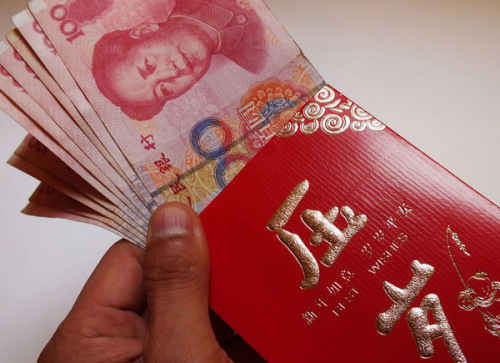 Parents are under pressure to give more lucky money to their children during Spring Festival, and face the challenge of teaching them about fi nancial management. [LIU JUNFENG / FOR CHINA DAILY]