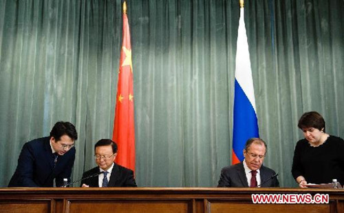 Chinese Foreign Minister Yang Jiechi (2nd L) and his Russian counterpart Sergei Lavrov (2nd R) sign the document on a bilateral negotiation plan of foreign ministries in 2013, in Moscow, Russia, Feb. 22, 2013. (Xinhua/Jiang Kehong)