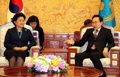Visiting Chinese State Councilor Liu Yandong (L) meets with South Korea's President Lee Myung-bak in Seoul, South Korea, Feb. 24, 2013. (Xinhua/Gang Ye)