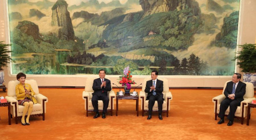 Chinese President Hu Jintao (2nd R) meets with visiting Honorary Chairman of the Kuomintang Lien Chan (2nd L) at the Great Hall of the People in Beijing, capital of China, Feb. 26, 2013. (Xinhua/Pang Xinglei) 