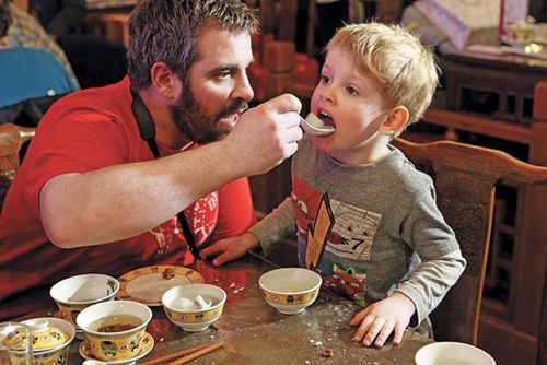 Glutinous rice balls prove a popular Lantern Festival treat at the Laoshe Teahouse in Beijing on Sunday.(Xinhua/ Wang Peng) 