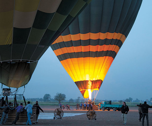Workers prepare a hot air balloon for take off at a launch site near Egypt's ancient temple city of Luxor before it exploded and plunged to earth on Tuesday. [Photo: China Daily /Agencies]