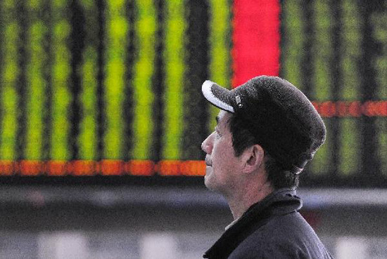 An investor looks at an electronic board showing stock price information at a trading hall in Shanghai, east China, March 4, 2013. Chinese shares dived on Monday over the government's latest measures to cool property market. The benchmark Shanghai Composite Index dropped 3.65 percent, or 86.10 points, to end at 2,273.40. The Shenzhen Component Index shed 5.29 percent, or 510.39 points, to end at 9,139.75. (Xinhua/Lai Xinlin) 