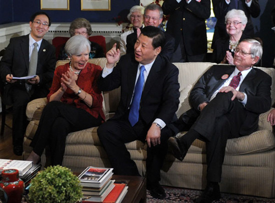 Then Vice-President Xi Jinping catches up on old times at the home of Roger and Sarah Lande in Muscatine, Iowa, on Feb 15, 2012. [Photo/Xinhua]