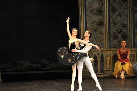 Dancers from the Russian National Ballet perform Tchaikovsky's Swan Lake in Guangzhou Opera House on Jan 5. Gao Dianhua / for China Daily