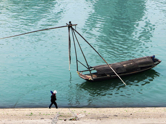 A fishing boat is anchored in the Yangtze River in Yichang, Hubei province, April 1, 2013. [Photo by Zhou Jianping/Asianewsphoto]