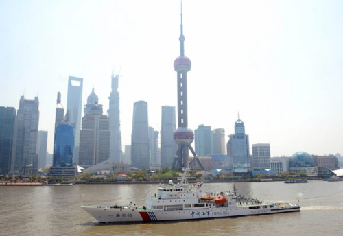 Haixun01, the largest marine patrol and salvage ship in China, begins a trial voyage in Shanghai, April 7, 2013. [Photo/Xinhua]