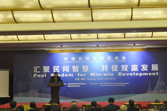 Li Jinjun, vice-minister of the International Department of the CPC Central Committee, delivers a speech at the closing ceremony of the China-Myanmar Round-Table on People's Exchanges in Kunming, Southwest China's Yunnan province, on May 14, 2013. [Photo by Yang Jie/chinadaily.com.cn]
