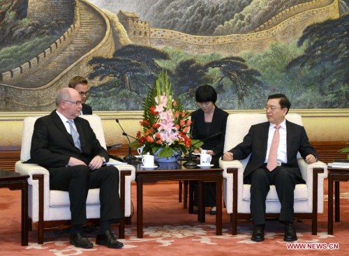 Zhang Dejiang (R), chairman of the Standing Committee of the National People's Congress (NPC) of China, meets with Finnish Parliament Speaker Eero Heinaluoma in Beijing, capital of China, June 13, 2013. (Xinhua/Rao Aimin)