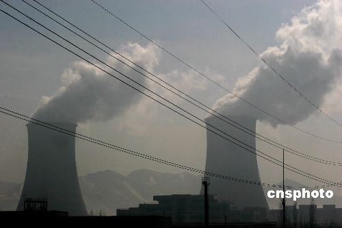 Waves of China's elite and affluent citizens are emigrating abroad, due to the worsening environment, an official blue paper has indicated.