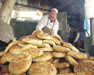 Aniwar Tumur prepares <i>nang</i> [Photo by Wang Xiqiang/Xinjiang Metropolis Daily]