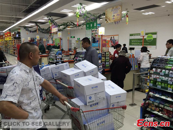 Residents in Jingjiang city of east China's Jiangsu province stockpile bottled water on Friday after the city's water supply was suspended over suspected pollution in the Yangtze River.[Photo: China News Service /Yang Yanyu]