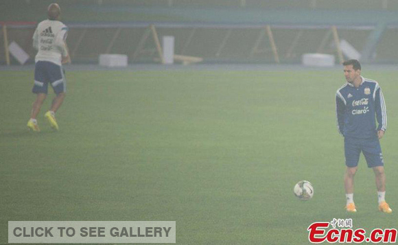 Lionel Messi(R) in a training session amid heavy smog in Beijing, Oct.9, 2014. (Photo: CFP)