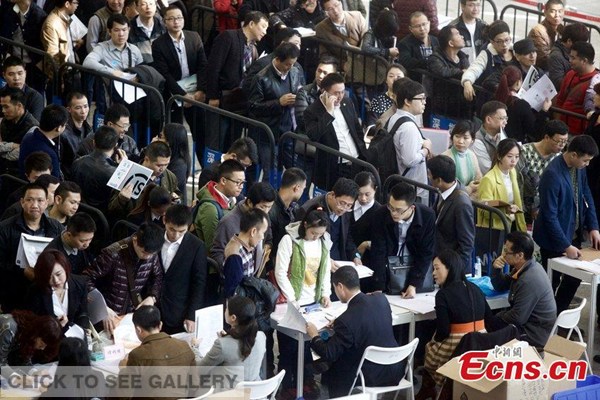 Car purchasers and dealers queue up to get documents notarized at an exhibition center in Shenzhen, South China's Guangdong province, Jan 5, 2015. [Photo/CFP] 