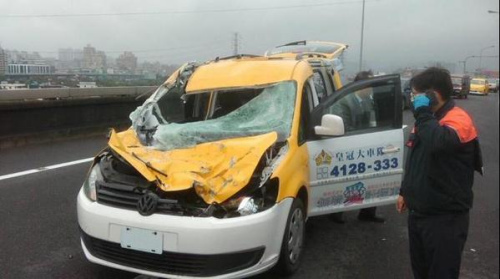  Plane clipped a taxi as it descended into river. [Photo/TVBS]
