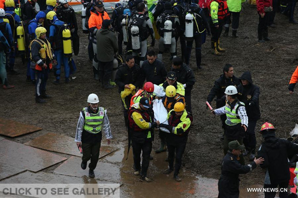 Rescuers transfer the body of a plane crash victim on the bank of Keelung River in Taipei, southeast China's Taiwan, Feb 6, 2015. Rescuers expanded the search area for the missing passengers Friday and two more bodies were recovered. A plane of TransAsia Airways crashed in the Keelung River Wednesday morning after its wing clipped a taxi on an elevated freeway 10 minutes following takeoff. (Xinhua/Jin Liwang) 