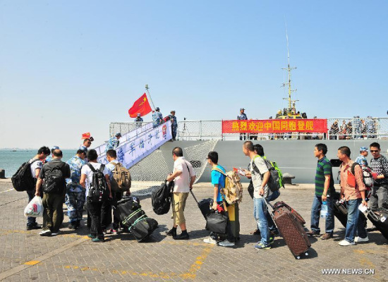 Chinese citizens queue up to board a Chinese navy vessel in Aden Harbor, Yemen, March 29, 2015. China is withdrawing hundreds of citizens from Yemen with the help of Chinese warships, Foreign Ministry Spokeswoman Hua Chunying said Monday. Hua told a daily press briefing that China has already moved 122 citizens from Yemen to Djibouti. (Xinhua/Xiong Libing) Chinese citizens queue up to board a Chinese navy vessel in Aden Harbor, Yemen, March 29, 2015. China is withdrawing hundreds of citizens from Yemen with the help of Chinese warships, Foreign Ministry Spokeswoman Hua Chunying said Monday. Hua told a daily press briefing that China has already moved 122 citizens from Yemen to Djibouti. (Xinhua/Xiong Libing)