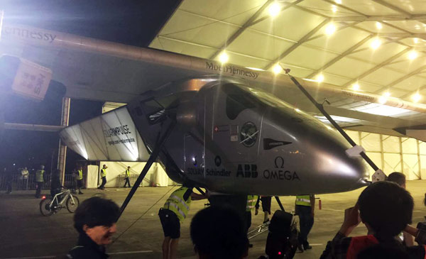 Solar Impulse 2, the first solar-powered aircraft capable of flying day and night, lands in Chongqing, China, on March 31. (Photo: Tan Yingzi/China Daily) Solar Impulse 2, the first solar-powered aircraft capable of flying day and night, lands in Chongqing, China, on March 31. (Photo: Tan Yingzi/China Daily)