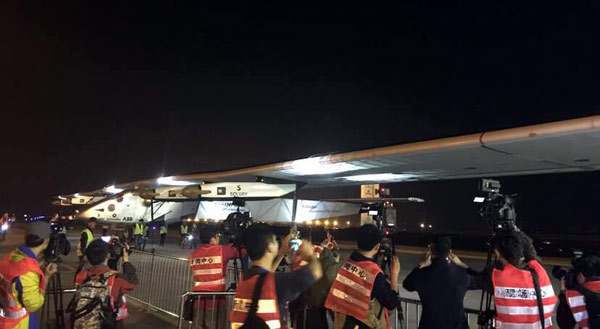 Media takes pictures of Solar Impulse 2, after it landed in Chongqing, China on March 31. (Photo: Tan Yingzi/China Daily) Media takes pictures of Solar Impulse 2, after it landed in Chongqing, China on March 31. (Photo: Tan Yingzi/China Daily)