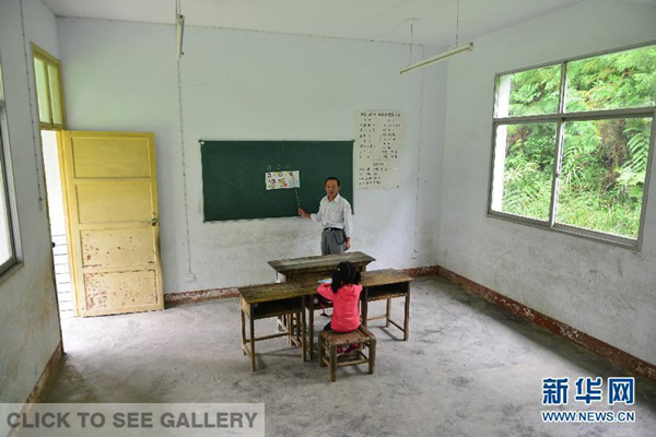 Xie Shikui teaches his only student, Liu Xinyi, a six-year-old girl, in Dalongtan village in Enshi, Central China's Hubei province on September 1, 2014. Located in the mountain area of the province's Enshi Tujia and Miao autonomous prefecture, the school has only one teacher and one student. The 53-yeaer-old teacher said the school had been losing students in recent years because more local residents were leaving to work in cities. [Photo/ Xinhua]
