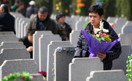 A man holds a bunch of flowers to pay homage to the deceased at a cemetery on the Qingming Festival in Nantong, east China's Jiangsu Province, April 4, 2013. (Xinhua/Xu Peiqin) A man holds a bunch of flowers to pay homage to the deceased at a cemetery on the Qingming Festival in Nantong, east China's Jiangsu Province, April 4, 2013. (Xinhua/Xu Peiqin)