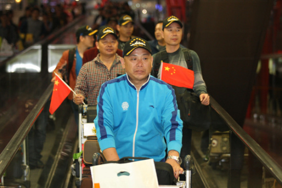 The first group of 104 Chinese nationals evacuated from war-torn Yemen arrive at Beijing Capital International Airport late on Tuesday. Another 476 people were evacuated to Djibouti and were waiting for aircraft to fly back to China. (Photo: Wang Zhuangfei/China Daily) The first group of 104 Chinese nationals evacuated from war-torn Yemen arrive at Beijing Capital International Airport late on Tuesday. Another 476 people were evacuated to Djibouti and were waiting for aircraft to fly back to China. (Photo: Wang Zhuangfei/China Daily)
